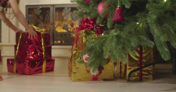 Nochebuena Escena Del Árbol Navidad Niñera Madre Están Usando Árbol — Vídeos de Stock