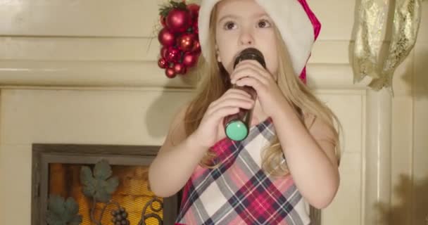 크리스마스 크리스마스 장면입니다 크리스마스 트리를 과정을 즐기는 소녀와 어머니 — 비디오