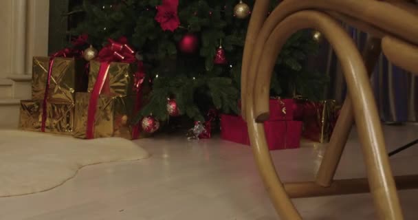 クリスマスイブ クリスマスツリーのシーン 女の子と母親はクリスマスツリーを着て プロセスを楽しんでいます — ストック動画