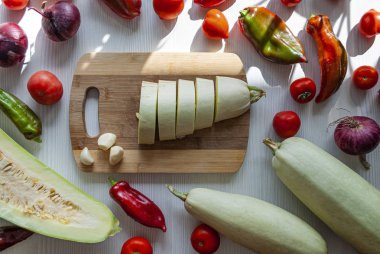 Bir tabak sebze pişirmek. Sebze fotoğrafı.