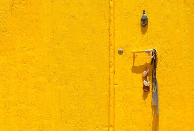 Sarı kaba boyalı dokulu arka plan.