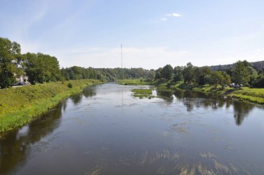 Sakin bir nehir yaz gününde