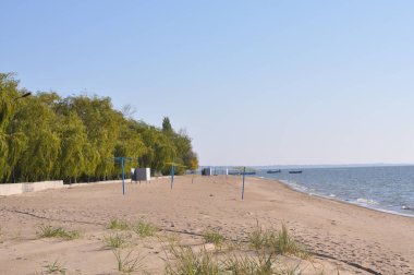 Issız plaj ve deniz güneşli bir yaz gününde