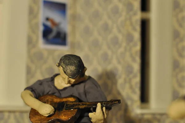 Dairenin düzeninde gitarlı plastikçi adam.