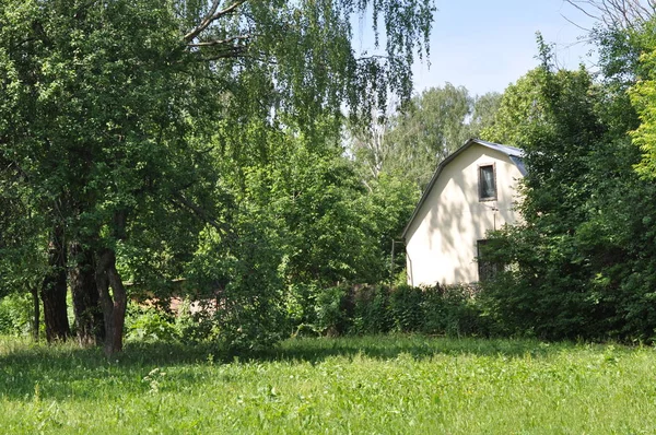 Güneşli bir günde parkta bir ev