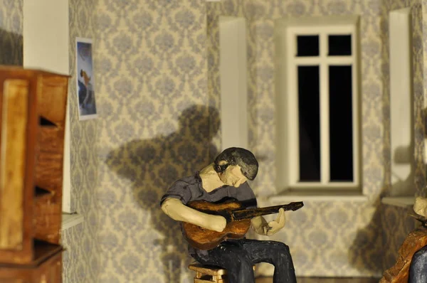 Dairenin düzeninde gitarlı plastikçi adam.