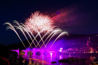 Nehir üzerinde renkli havai fişek