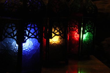 Çemberlerin ve noktaların parlak elementleriyle bir el fenerinin dokuları.