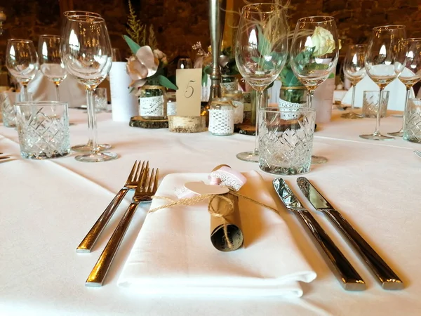 Couvert met plaat, mes en vork. op witte achtergrond — Stockfoto