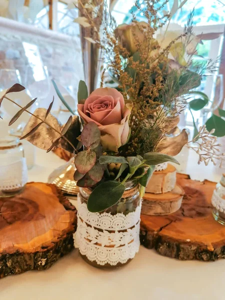 Mooie bloemen in een vaas op een tafel in een restaurantkamer. — Stockfoto