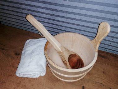 Bazı ekipmanlarla geleneksel bir saunanın iç görünümü