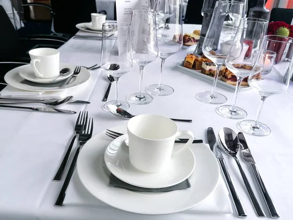 Elegante tafels voor een bruiloftsfeest. Tafelopstelling. — Stockfoto