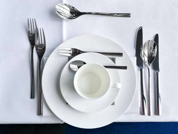 Elegante Tische für eine Hochzeitsgesellschaft. Tischdekoration. — Stockfoto