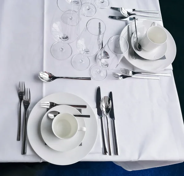 婚宴用精致的餐桌。 表格设置. — 图库照片#