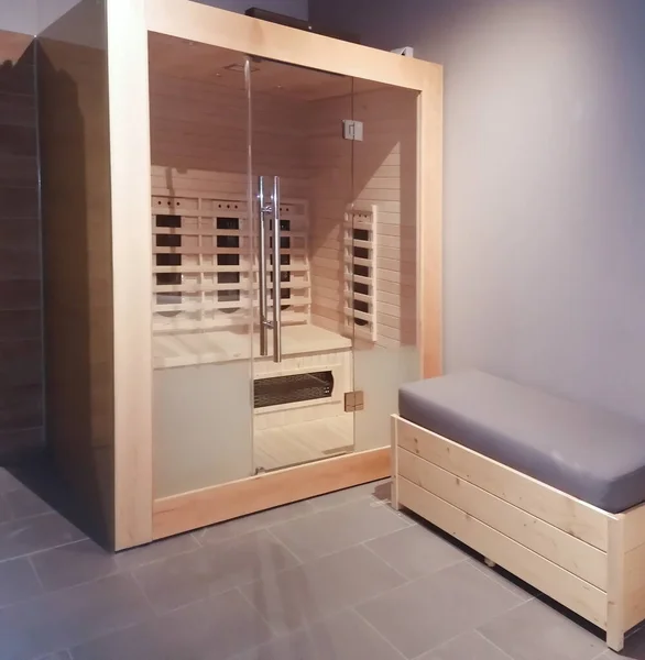 Innenansicht einer traditionellen Sauna mit einigen Geräten — Stockfoto