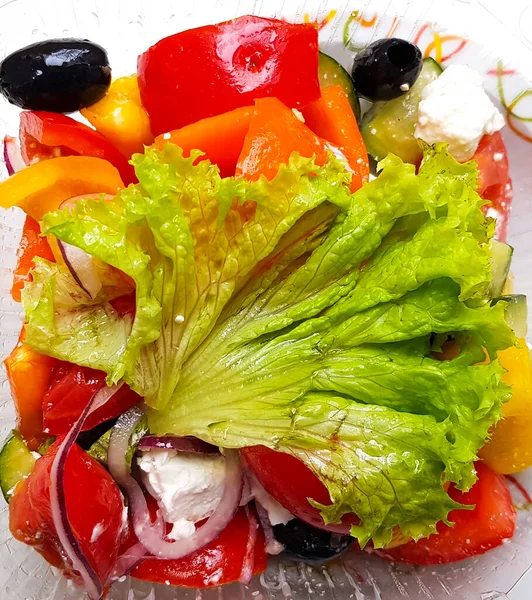 Salada vegetal em óleo, close-up. Grandes pedaços de legumes . — Fotografia de Stock