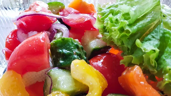 Ensalada de verduras en aceite, primer plano. Trozos grandes de verduras . — Foto de Stock