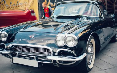 Chevrolet Corvette mavi retro araba eski model