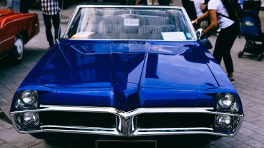 Pontiac Bonneville 1967 mavi retro araçların eski örnek