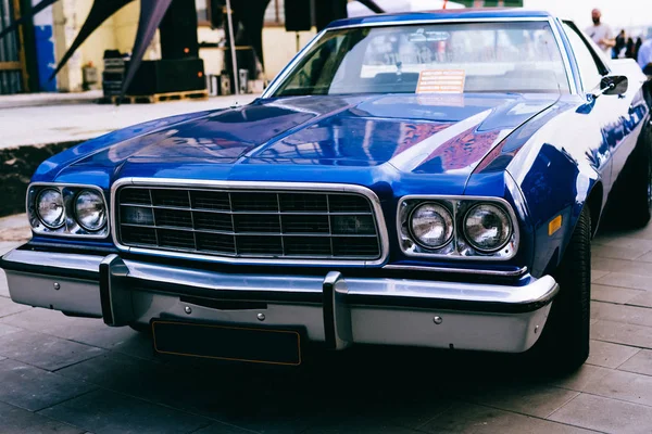 Ford Torino 1973 eski örnek mavi retro araçların