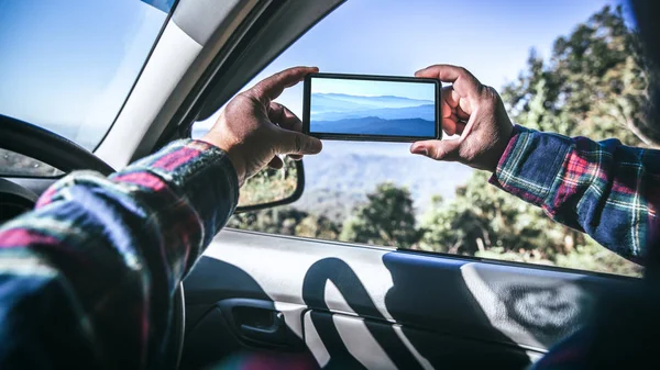 Gezginlerin ellerini kapatın. Dağda cep telefonlarını saklayıp fotoğraf çekiyorlar..