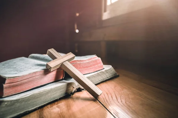Feche Cruz Madeira Bíblia Com Luz Manhã Conceito Cristão — Fotografia de Stock