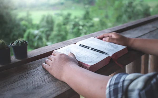 Hand Hand Eine Heilige Bibel Lesen Christliches Konzept — Stockfoto