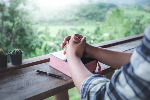 Закройте Руки Человека Читающего Читающего Утрам Священную Библию Деревянном Столе — стоковое фото