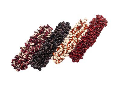 Beyaz arka planda çeşitli fasulyeler.