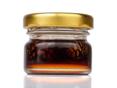 Genç kozalaklar kavanoza sıkıştı.