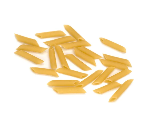 Italien torr rå pasta penne vattna. Närbild på vit bakgrund — Stockfoto