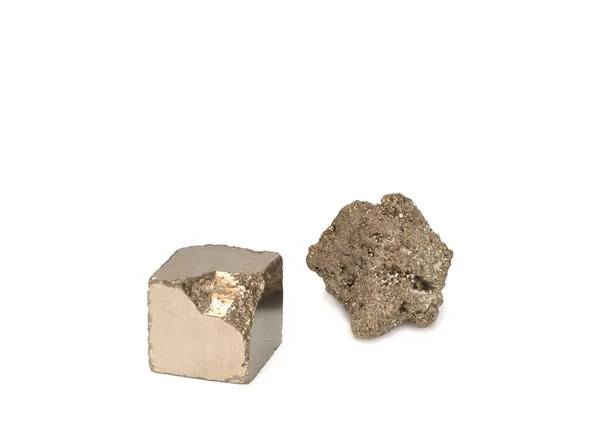 Pyrite naturelle et pyrite partiellement traitée sur fond blanc — Photo