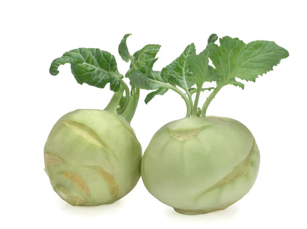 Rabi kohlrabi fresco com folhas verdes isoladas no fundo branco — Fotografia de Stock