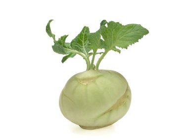 Beyaz arka planda yeşil yapraklı taze kohlrabi.
