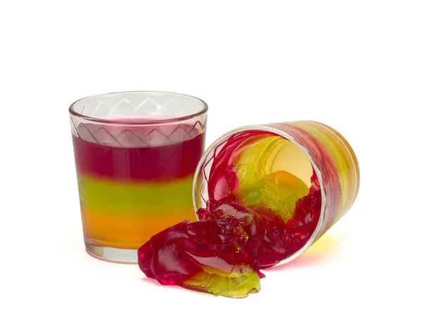 Två glas med tricolor gelé isolerad på vitt — Stockfoto