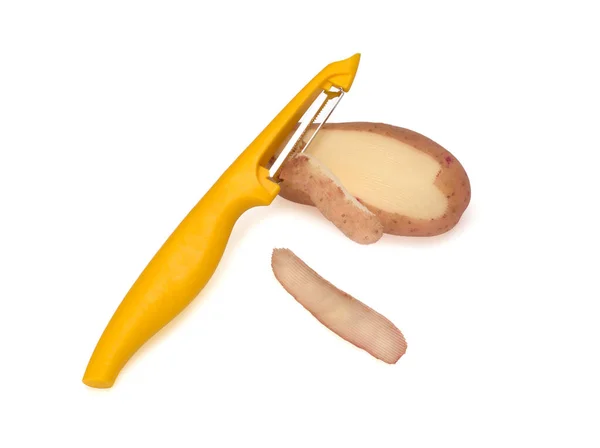Descascador amarelo, usado para descascar batatas no fundo branco. Faca, descascador de legumes e frutas — Fotografia de Stock
