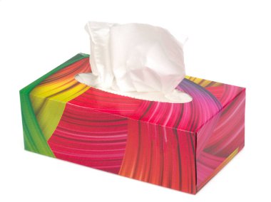 Kağıt kutuda beyaz arka planda temiz kağıt peçeteler, üst görünüm