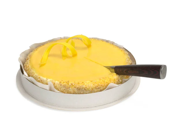 Pastel de esponja con crema, crema de limón y un cuchillo en ella sobre fondo blanco. —  Fotos de Stock