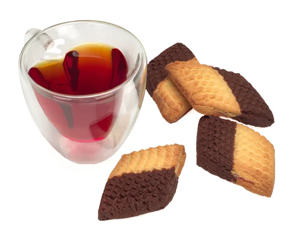 Una taza de té negro y galletas de shortbread sobre fondo blanco — Foto de Stock