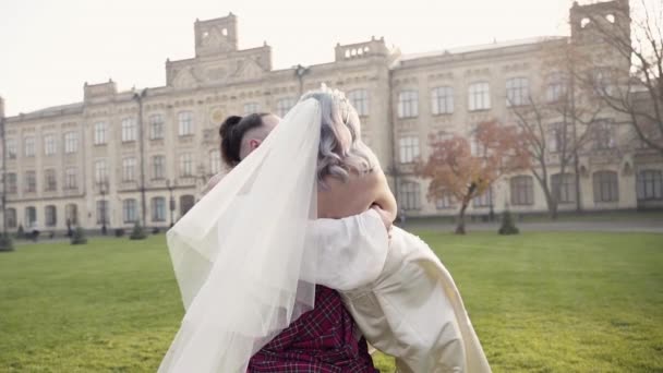 Uma noiva sueca muito jovem e noivo girando na frente de um velho castelo agradável — Vídeo de Stock