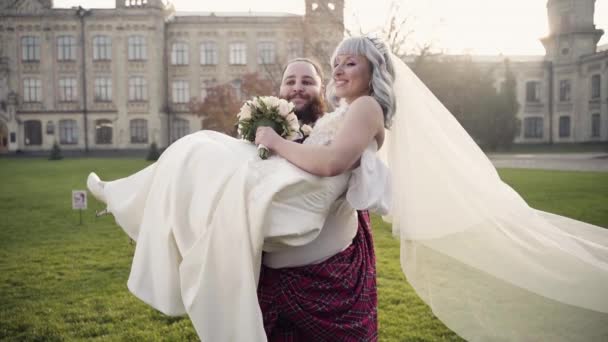 Una feliz pareja sueca casada girando frente al castillo — Vídeos de Stock