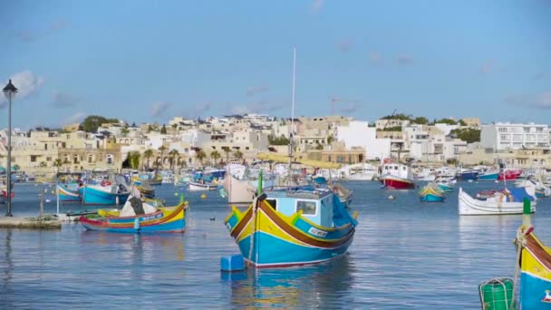 Оригинальные глаза красочные лодки Luzzu в гавани средиземноморской рыбацкой деревни Marsaxlokk, Мальта — стоковое видео