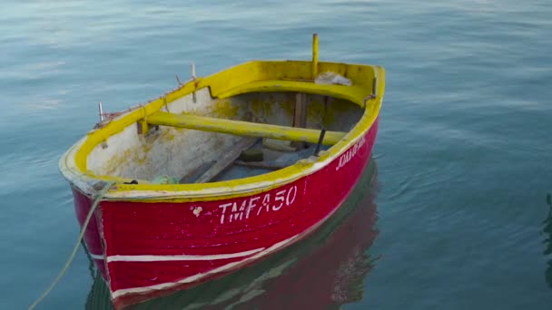 Eredeti szemű színes hajó luzzu a Földközi-tengeri kikötő halászfaluban Marsaxlokk — Stock videók