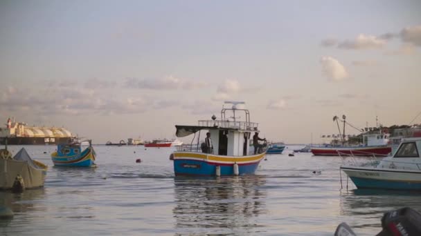 Barcos Colores Extraordinarios Con Los Ojos Pintados Hermoso Luzzu Balanceo — Vídeo de stock