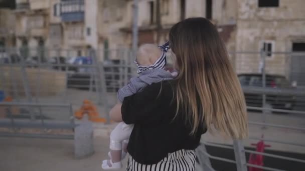 Une Jeune Femme Avec Petite Fille Costume Rayé Avec Bande — Video