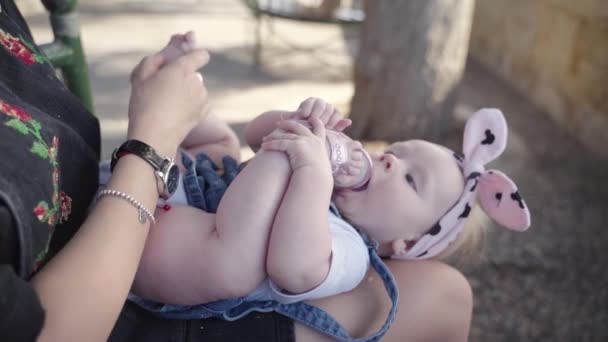 Plan rapproché d'une femme enlevant des chaussures à sa petite fille — Video