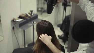 Taşan bir kumral blow-drying erkek Kuaför orta planı