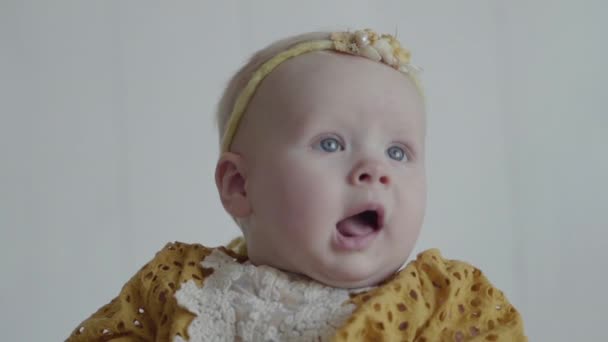 Маленька дівчинка в жовтій сукні і жовтої смуги волосся — стокове відео