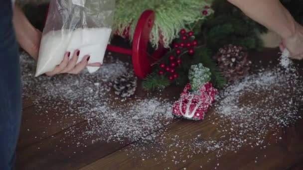 Una nieve artificial se dispersa bajo un árbol de Navidad decorado en cámara lenta — Vídeo de stock