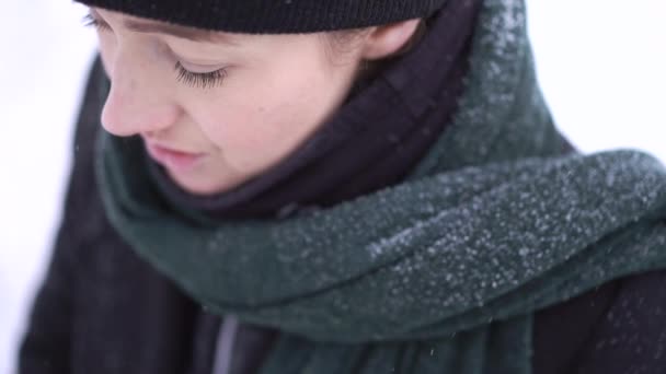 Een close-up plan van het gezicht van een vrouw onder de sneeuw — Stockvideo
